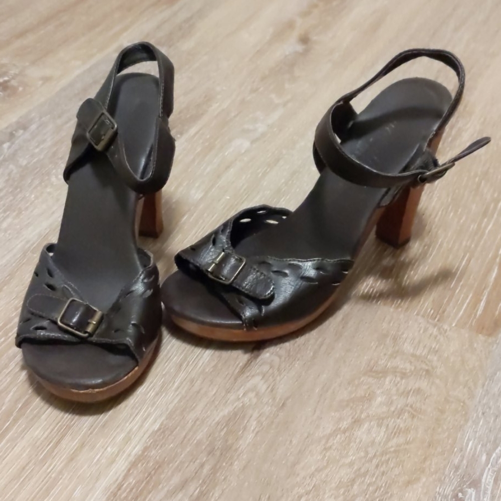 ⭐ Volatile brown leather heel sandals